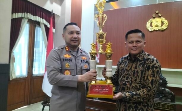 Kapolres Kediri Kota Serahkan Lansung Piala Juara Lomba Satkamling