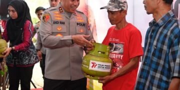Bantu Warga, Kapolda Kalsel Bagikan 400 Tabung Gas LPG Gratis