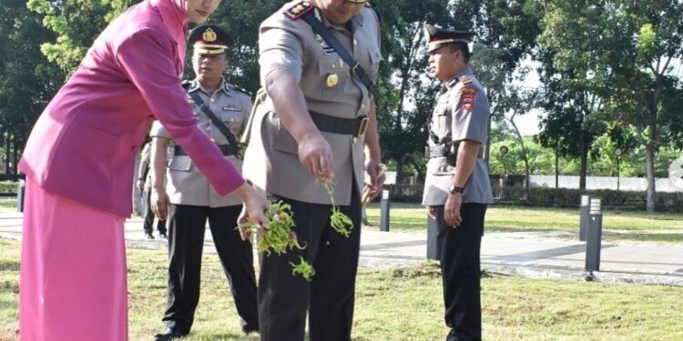 Kapolres Tanah Laut Pimpin Ziarah Ke Makam Pahlawan Dalam Rangka Hari Bhayangkara Ke 77