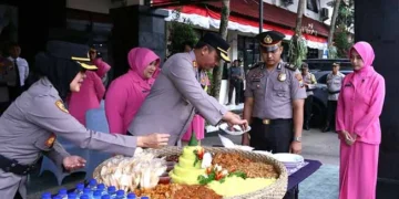 Naik Pangkat, 14 Personil Polresta Malang Kota Disiram Air Kembang