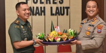 Bukti Nyata Sinergitas TNI – POLRI, Kapolres Tanah Laut Terima Nasi Tumpeng Ucapan Hari Bhayangkara Ke 77 dari Dandim 1009