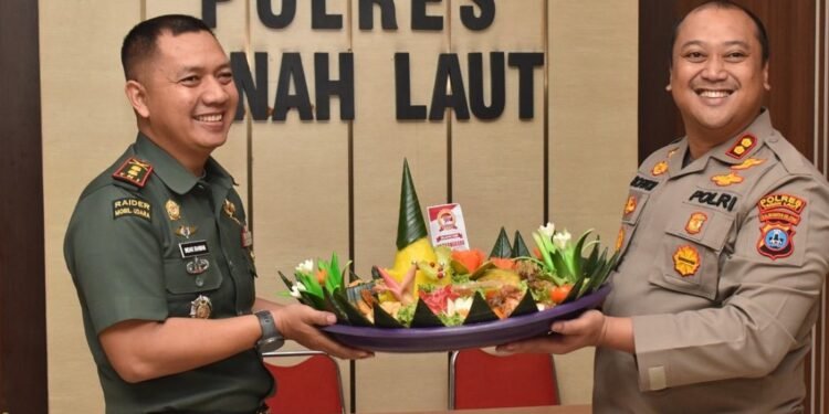 Bukti Nyata Sinergitas TNI – POLRI, Kapolres Tanah Laut Terima Nasi Tumpeng Ucapan Hari Bhayangkara Ke 77 dari Dandim 1009