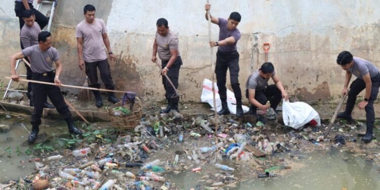 Kapolres Tanah Laut Peduli Lingkungan Hidup, Pimpin Lansung Aksi Bersih Bersih