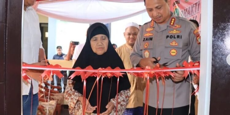Bedah Rumah, Kapolres Metro Tangerang Kota Serahkan Kunci Rumah Kepada Ibu Mariam
