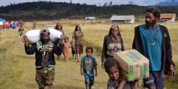 Polri Bantu Warga Papua : Kapolri Salurkan 264,7 Ton Beras dan 1.500 Sembako untuk Warga Papua yang Terdampak Kekeringan