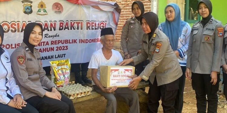 Sambut Hari Polwan Ke 75 , Polwan Polres Tanah Laut Gelar Bakti Sosial