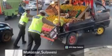 Viral Personil Ditlantas Polda Sulsel Turun Lansung Saat Melihat Mobil Warga Mogok