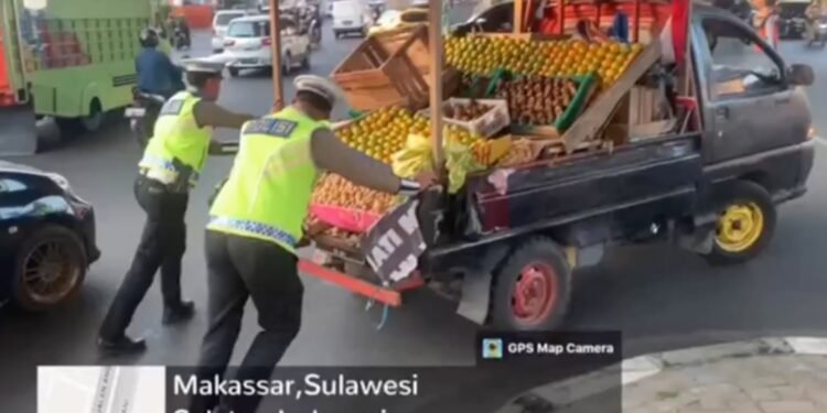 Viral Personil Ditlantas Polda Sulsel Turun Lansung Saat Melihat Mobil Warga Mogok