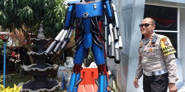 Kreatif dan Edukatif, Polresta Malang Kota Jadikan Ratusan Knalpot Brong Sitaan Patung Robot