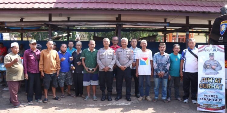 Program Jum’at Curhat Polres Tanah Laut Membuka Ruang Dialog dengan Para Supir Taksi dan Tukang Ojek Pangkalan Terminal Tanah Habang Pelaihari