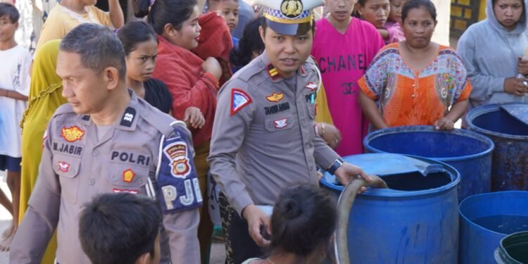 Bantuan Air Bersih Ditlantas Polda Sulsel untuk Masyarakat Kalukubodoa Tallo
