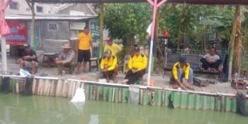Kapolres Metro Tangerang Kota Berikan Ikan Nila Untuk Masyarakat Kampung Tangguh Bebas Narkoba RW 09 Kelurahan Sudimara Barat