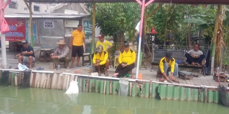 Kapolres Metro Tangerang Kota Berikan Ikan Nila Untuk Masyarakat Kampung Tangguh Bebas Narkoba RW 09 Kelurahan Sudimara Barat
