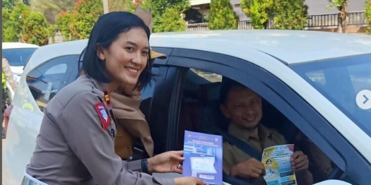Satlantas Polres Tanah Laut Bagikan Brosur Himbauan Operasi Zebra Intan 