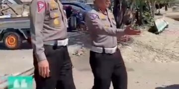 Bakti Sosial, Dirlantas Polda Sulsel Turun Langsung Bagikan Sembako Kepada Buruh dan Nelayan