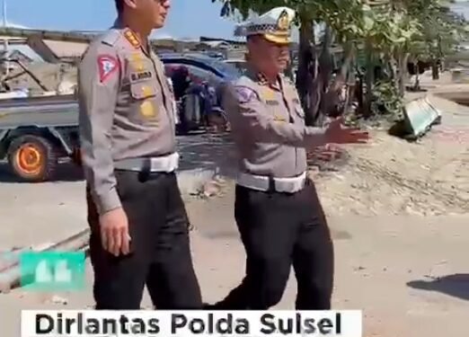 Bakti Sosial, Dirlantas Polda Sulsel Turun Langsung Bagikan Sembako Kepada Buruh dan Nelayan