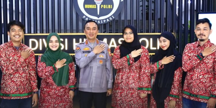 Kadiv Humas Polri Hadiahi Lima Jurnalis ke Tanah Suci