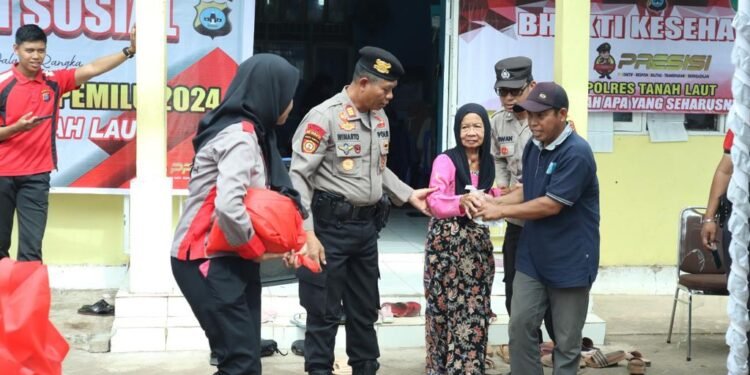 Kapolres Tanah Laut Pimpin Lansung Kegiatan Bakti Sosial Dan Bakti Kesehatan