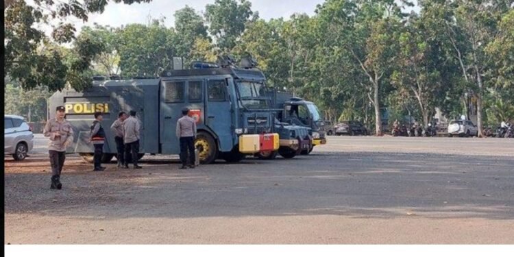 Amankan Aksi Unjuk Rasa Warga Gunungraja, Polres Tanah laut Turut  Siagakan Water Canon