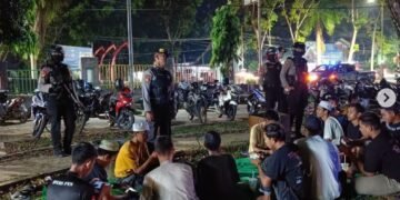 Personil Sat Samapta Polres Tanah Laut Melaksanakan Patroli Dialogis Bersama Kawula Muda