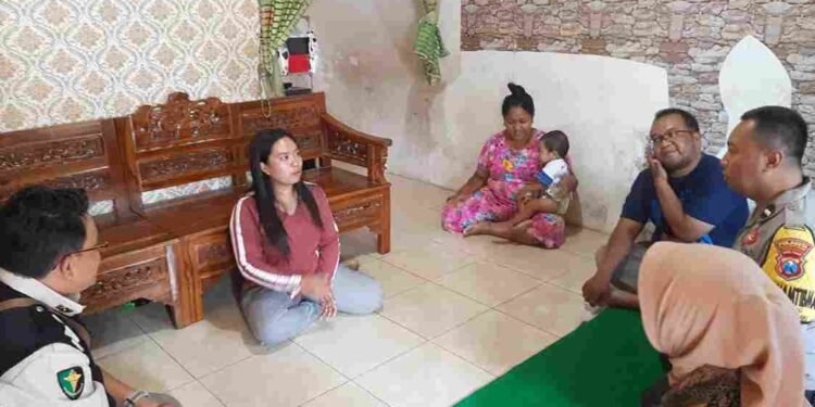 Sebelum Operasi, Tim Medis Polresta Malang Kota Sambangi Aqil, Bocah Penderita Atresia Ani