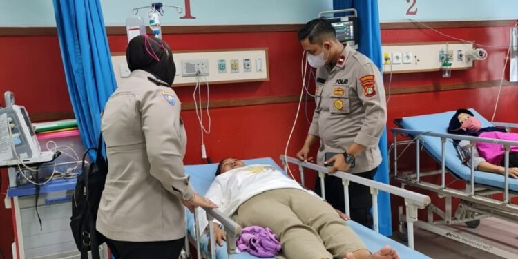 Sigap dan Respon Cepat, Sat Binmas Polres Metro Tangerang Kota Bawa Ibu Pingsan di Jalan Ke Rumah Sakit
