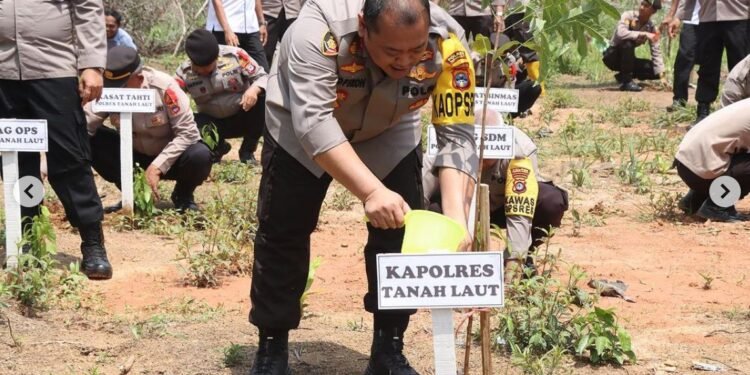 Polres Tanah Laut Polda Kalsel Berpartisioasi GNRM Dan Laksanakan Penanaman 10 Juta Pohon Secara Serentak