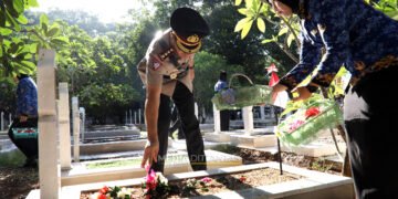 Dirlantas Polda Sulsel Hadiri Upacara dan Tabur Bunga Dalam Rangka HUT Ke-52 Korpri Tahun 2023