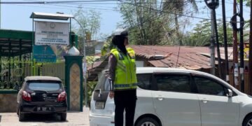 Polwan Ditlantas Polda Sulsel Amankan Arus Lalin di Seputar Masjid, Jemaah Aman Berangkat dan Kembali dari Shalat Jumat