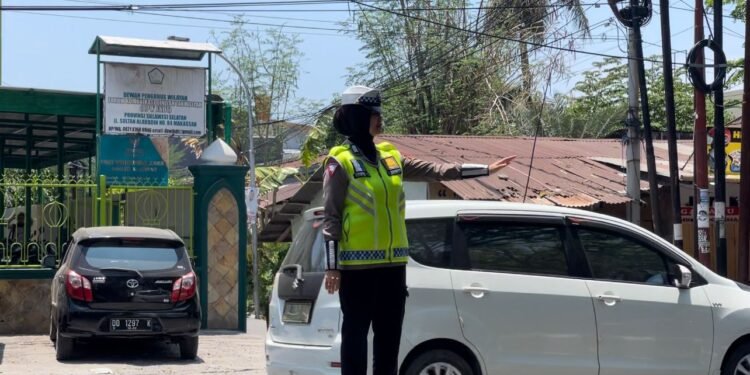 Polwan Ditlantas Polda Sulsel Amankan Arus Lalin di Seputar Masjid, Jemaah Aman Berangkat dan Kembali dari Shalat Jumat