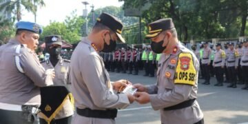 Netralitas Pemilu 2024, Kapolres Metro Tangerang Kota Bagikan Buku Saku Pedoman Pengamanan Tahapan Pemilu Ke Anggota