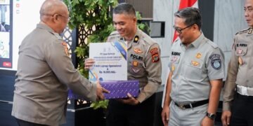 DITLANTAS BERSAMA ENAM POLRES POLDA SULSEL TERBAIK DALAM PENGINPUTAN DATA