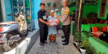 Bhabinkamtibmas Serahkan Bantuan Sosial dari Kapolresta Malang Kota