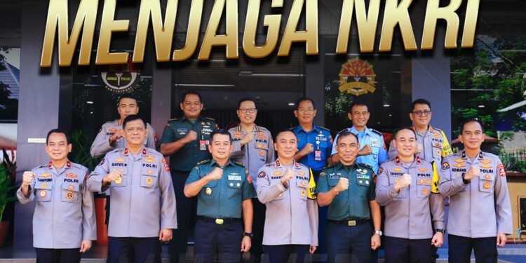 Perkuat Sinergitas Kadiv Humas Polri Sambut Hangat Kunjungan Kapuspen TNI
