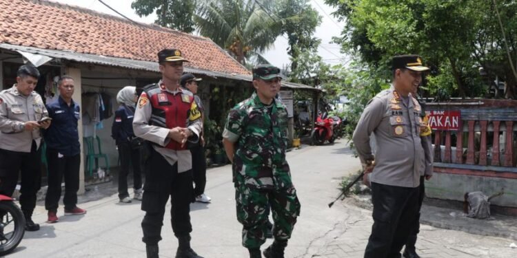 Kapolres Metro Tangerang Kota Lakukan Pengecekan PSL di Beberapa TPS