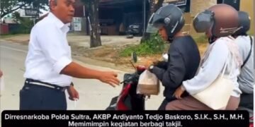 Momen Ramadhan Direktur Reserse Narkoba Polda Sultra Bagikan Takjil Untuk Warga