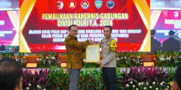 Kapolri Apresiasi Divisi Humas Polri Terima Sertifikat ISO 9001:2015
