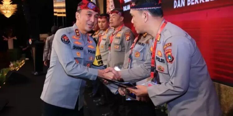 Rakernis Div Humas 2024, Kadiv Humas Polri Beri Penghargaan 7 Anggota Humas