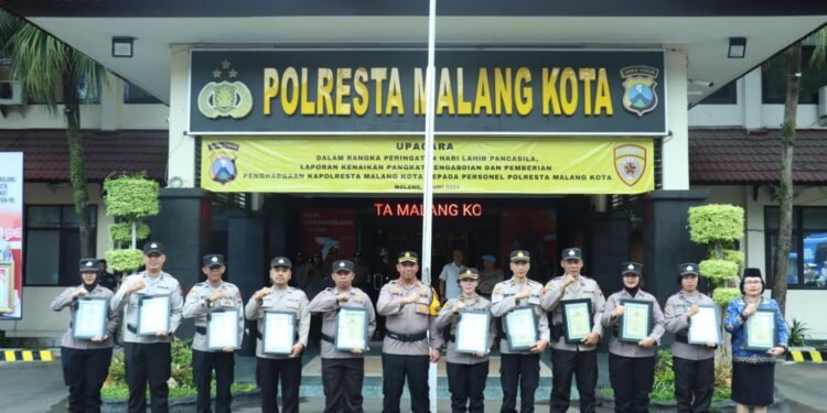 Peringati Hari Lahir Pancasila, Kapolresta Malang Kota Naikkan Pangkat Anggota dan Berikan Penghargaan 51 Personil