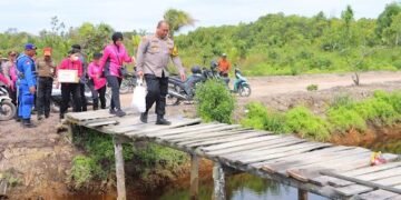 Kapolresta Bulungan dan Rombongan Lewati Medan Ekstrem Menggunakan Speedboat, Motor, dan Jalan Kaki