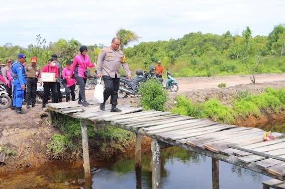Kapolresta Bulungan dan Rombongan Lewati Medan Ekstrem Menggunakan Speedboat, Motor, dan Jalan Kaki