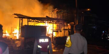 Polri Bantu Memadamkan Api dari Peristiwa Terbakarnya 7 Rumah di Jalan Poros Kilometer 2