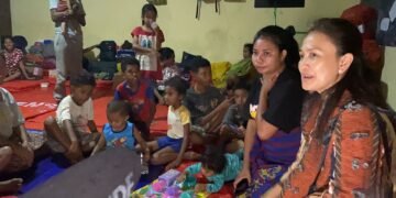 Ketum Bhayangkari Juliati Sigit Prabowo Hibur Pengungsi Korban Erupsi Gunung Lewotobi