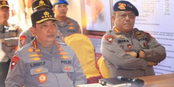 Kapolri Tinjau Posko Pengungsi Erupsi Gunung Lewotobi di NTT