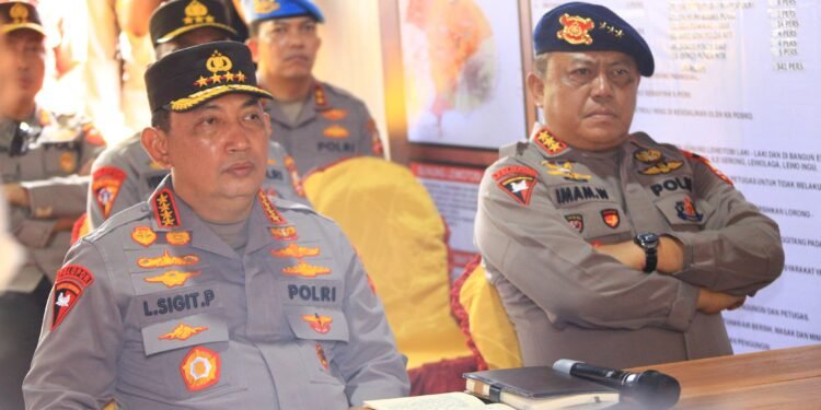 Kapolri Tinjau Posko Pengungsi Erupsi Gunung Lewotobi di NTT