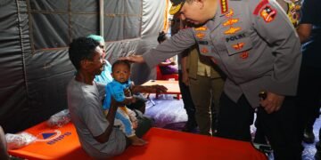 Tinjau Posko Pengungsian Erupsi Lewotobi, Kapolri Pastikan Pelayanan dan Kebutuhan Warga