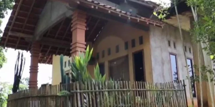 Viral Rumah Sederhana Kapolsek yang Gugur Saat Penggerebekan Sabung Ayam, Lewat Gang, Berpagar Bambu
