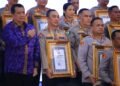 Kapolri Berikan Penghargaan Pembangunan Zona Integritas WBK Kepada Divisi Humas Polri