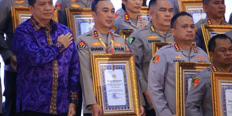 Kapolri Berikan Penghargaan Pembangunan Zona Integritas WBK Kepada Divisi Humas Polri