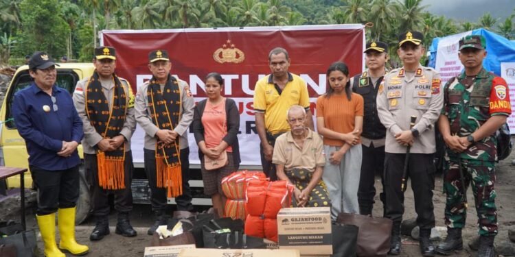 Polri Distribusikan Bantuan Kemanusiaan untuk Korban Bencana di Mauponggo, NTT